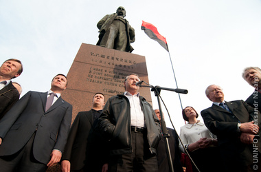 3 квітня 2013, 11:07 Переглядів:   Лідери опозиції прокоментували заяву прем'єр-міністра Миколи Азарова про те, що зближення ВО Свобода та інших опозиційних партій небезпечно, так як призведе до радикалізації ситуації