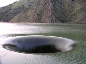 Гребля Монтічелло, що знаходиться в штаті Каліфорнія, США, відома завдяки своїй оригінальній конструкції водоскиду, в вигляді гігантської воронки під назвою «Діра слави»
