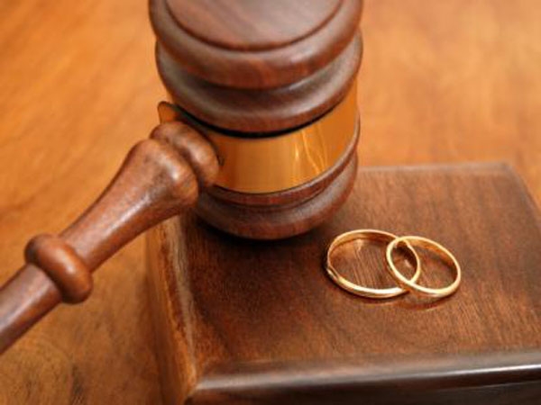 Якщо один з подружжя проти розлучення, ухиляється від подачі заяви, а також при наявності у пари неповнолітніх дітей обов'язково розірвання шлюбу   в судовому порядку