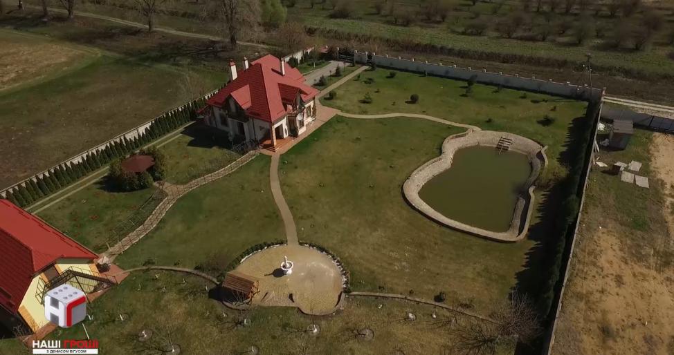Раніше суддя Журавський цей будинок вказував в деклараціях за 2014 і за 2015 роки