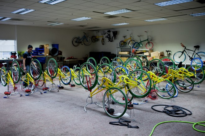 І якщо зайти в підсобку, то дихання перехопить: перед поглядом відкриваються близько 1300 червоних, блакитних, зелених і жовтих Google-велосипедів