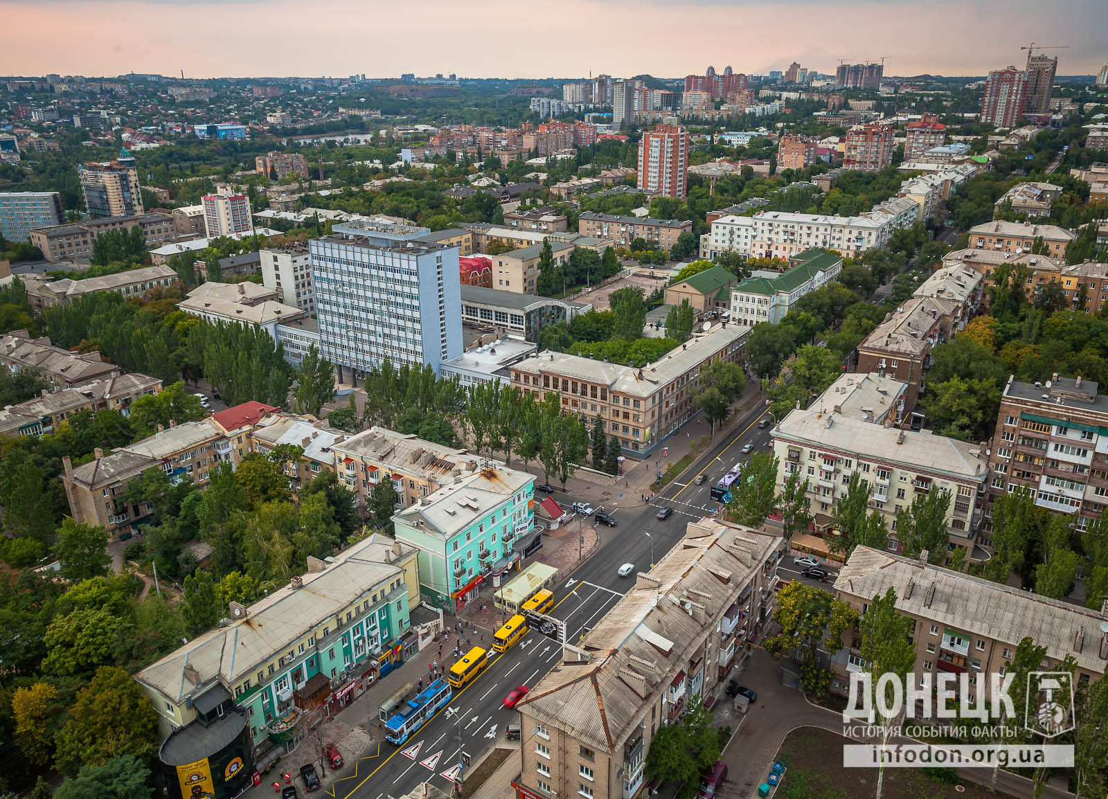Якщо вдивитися ще далі, то можна виявити і три споруджуваних богатиря нового комплексу біля «Донецьк-Сіті», і вежа самого «Донецьк-Сіті» і навіть БЦ «Північний» на горизонті
