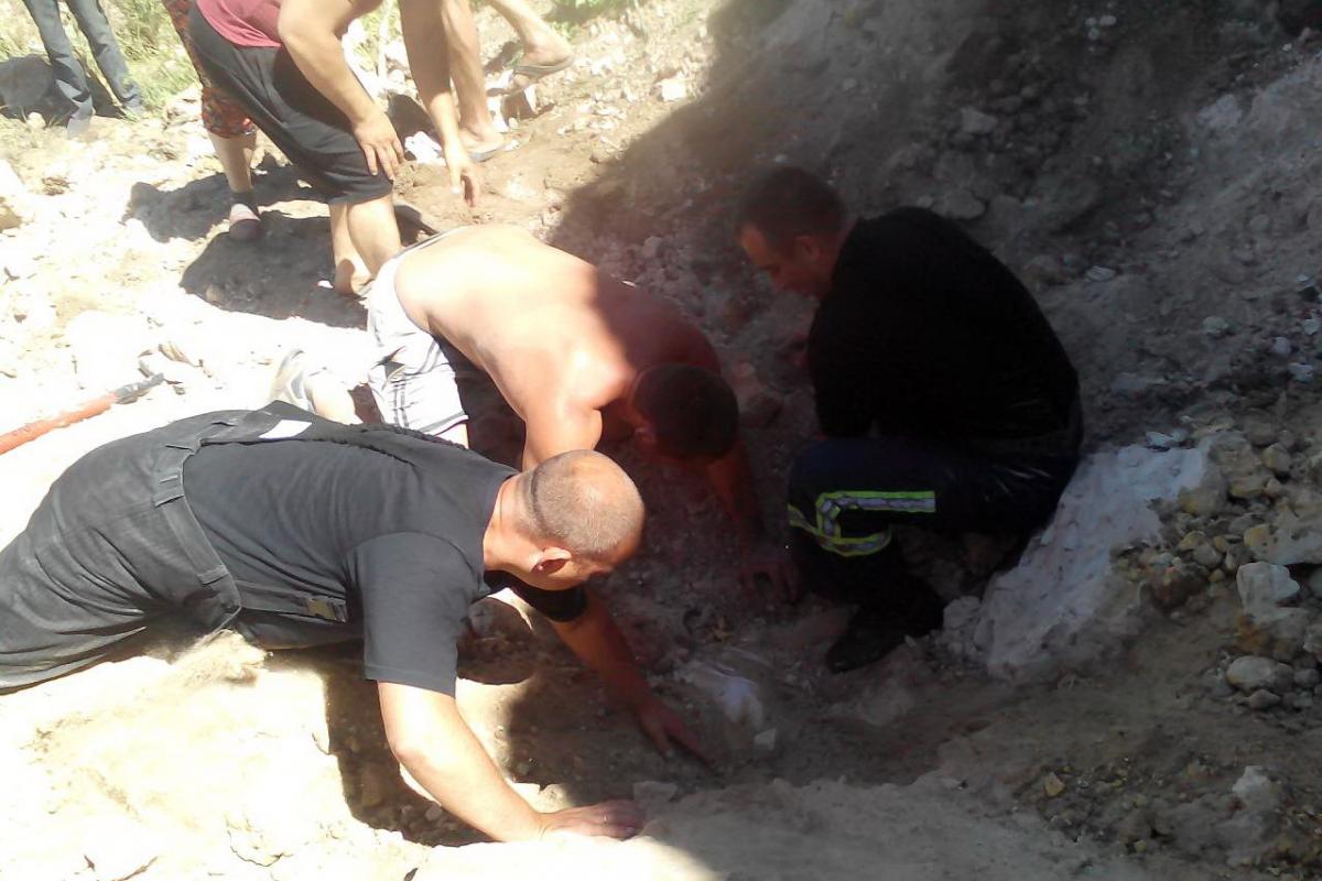 Рятувальники відкопали тіло загиблого з-під двометрового шару піску