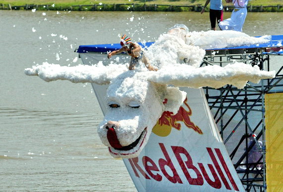 На Red Bull Flugtag команди сміливців створюють свій власний літальний апарат, на якому розганяються і злітають з 6-метрового трампліну в воду