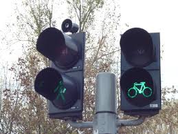Інша справа, якщо у пішохідного переходу намальована спеціальна зебра для велосипедів, її можна перетинати, переїжджаючи