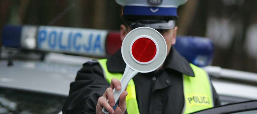 Поліція Польщі користується не смугастими жезлами, а червоним колом (як на фото)