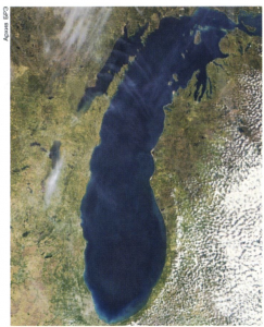 Великі озера з'єднані з басейном річки Міссісіпі системою судноплавних каналів, що починається у міста Чикаго на озері Мічиган;  з річкою Гудзон - каналом, що бере початок у міста Буффало на озері Ері